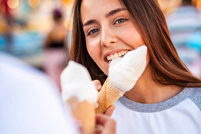 ¿Qué provoca que te duelan los dientes al comer algo frío y cómo se trata?