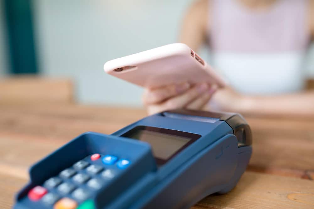 Tarjeta-celular Tarjetas desde el celular: cómo evitar que la comodidad digital desordene tus finanzas