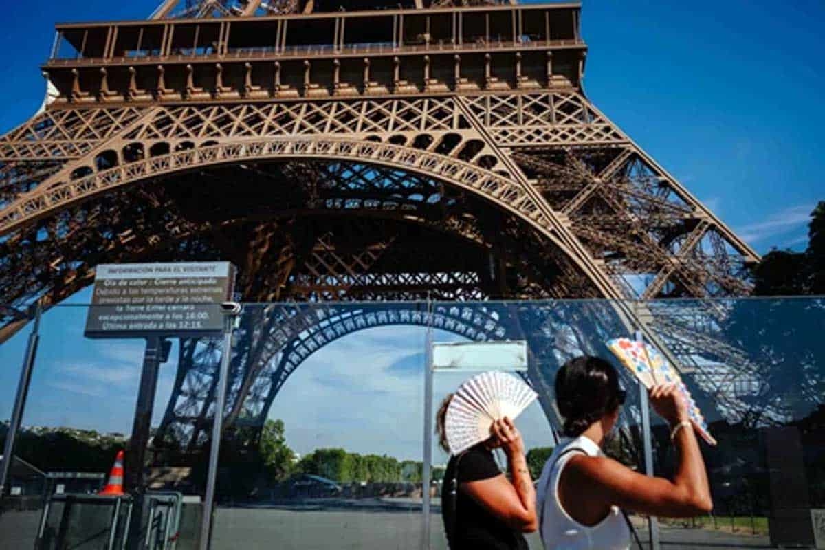 Torre Eiffel cierra por calor extremo en París