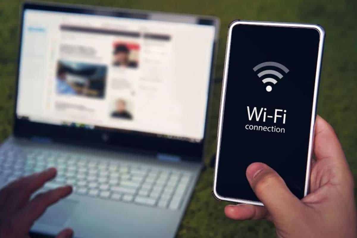 Wifi forma parte de la vida cotidiana de millones de personas, ya que permite trabajar, estudiar, entretenerse y comunicarse sin utilizar cables. Sin embargo, pocas personas conocen que esta tecnología no fue obra de un solo inventor y que quienes hicieron posible su desarrollo no obtuvieron una fortuna, pese a que su creación transformó la manera en que el mundo accede a internet. La historia suele atribuir este avance únicamente a Hedy Lamarr, actriz de Hollywood que también destacó por su talento como inventora. Aunque esa afirmación tiene parte de verdad, la realidad es más amplia, porque su trabajo representó apenas uno de los primeros pasos hacia las comunicaciones inalámbricas modernas y abrió el camino para investigaciones posteriores que terminarían cambiando la conectividad global. ¿Por qué se relaciona a Hedy Lamarr con esta tecnología? En 1942, Lamarr registró junto al compositor George Antheil una patente basada en el salto de frecuencia, un sistema que modificaba constantemente la señal de radio para impedir que fuera interceptada. La idea buscaba mejorar el control de torpedos durante la Segunda Guerra Mundial y, aunque no se utilizó de manera masiva entonces, más tarde sirvió como inspiración para el wifi moderno. Aquella innovación demostró que era posible transmitir información de forma más segura mediante ondas de radio. Décadas después, investigadores especializados retomaron ese principio para desarrollar nuevas formas de comunicación inalámbrica, razón por la cual la actriz es considerada una pionera del wifi, aunque no fue la única responsable del sistema utilizado actualmente. ¿Quién desarrolló la conexión que hoy utilizan millones? Casi cincuenta años después apareció un nuevo protagonista. El científico australiano John O'Sullivan encabezó un equipo de especialistas de la agencia CSIRO que investigaba señales de radio con fines astronómicos, pero terminó encontrando una solución para transmitir datos de manera estable dentro de edificios, incluso cuando las ondas rebotaban contra paredes y otros obstáculos. Ese descubrimiento impulsó el wifi moderno. Gracias a ese trabajo fue posible fabricar los primeros chips compatibles con conexiones inalámbricas rápidas y confiables. Aquellos componentes permitieron que computadoras, teléfonos, televisores y otros dispositivos pudieran conectarse sin cables, facilitando la expansión del wifi en hogares, empresas, escuelas y espacios públicos alrededor del mundo. ¿Por qué ninguno de ellos obtuvo una gran fortuna? Aunque muchas personas piensan que una innovación tan importante convierte automáticamente a sus creadores en millonarios, la historia demuestra que no siempre sucede. En el caso de Hedy Lamarr, la patente fue cedida al Gobierno de Estados Unidos como parte del esfuerzo militar y nunca recibió regalías por esa aportación, aun cuando sus ideas ayudaron posteriormente al desarrollo del wifi. Cuando las empresas comenzaron a aprovechar conceptos similares para crear tecnologías comerciales, la protección legal ya había expirado. Por esa razón, Lamarr no pudo reclamar beneficios económicos derivados del uso de aquellos principios, pese a que su legado continúa siendo reconocido como uno de los pilares históricos del wifi. ¿Qué ocurrió con las investigaciones de CSIRO? La situación de John O'Sullivan fue distinta porque realizó su investigación mientras trabajaba para la agencia científica australiana. En consecuencia, las patentes pertenecían a CSIRO y no al investigador de manera individual, por lo que los ingresos derivados de licencias y acuerdos comerciales quedaron bajo control de la institución y no llegaron directamente al científico responsable del wifi. Con el paso de los años, CSIRO obtuvo cientos de millones de dólares mediante litigios y licencias relacionadas con esa tecnología. Sin embargo, esos recursos fueron utilizados para financiar nuevos proyectos científicos y fortalecer la investigación, mientras O'Sullivan recibió reconocimiento profesional por su trabajo, pero no una fortuna personal vinculada al wifi. ¿Por qué sigue siendo una tecnología indispensable? Actualmente esta conexión inalámbrica está presente en prácticamente cualquier espacio con acceso a internet, desde hospitales y universidades hasta aeropuertos, cafeterías y hogares. Cada vez que una persona conecta su teléfono, computadora o televisor sin utilizar cables, aprovecha el wifi, resultado de décadas de investigaciones realizadas por distintos especialistas y no por un único inventor. Comprender el origen de esta innovación permite valorar cómo la colaboración científica puede transformar la vida cotidiana. Además, recuerda que detrás del wifi existen historias de investigadores cuyos aportes revolucionaron las comunicaciones, aunque las mayores ganancias económicas terminaron en instituciones y empresas que desarrollaron posteriormente aplicaciones comerciales de esa tecnología.