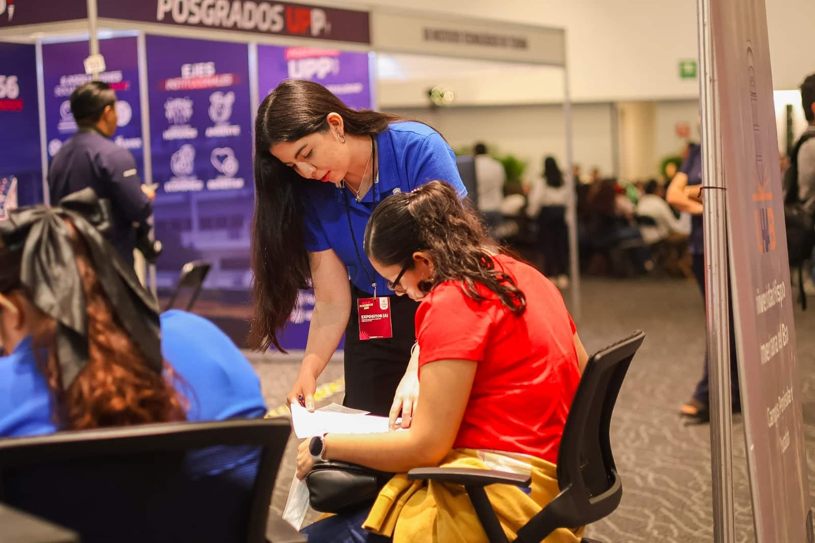 Acercan becas a universitarios yucatecos