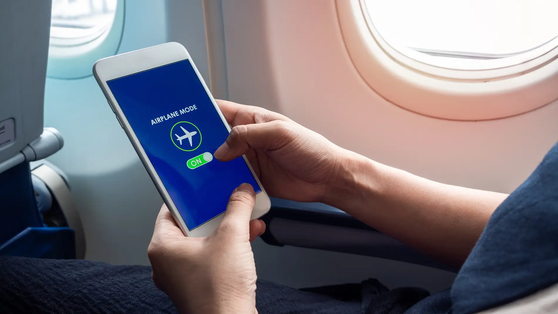 Modo avión por qué debes activarlo al viajar en un avión Modo avión: por qué debes activarlo al viajar en un avión