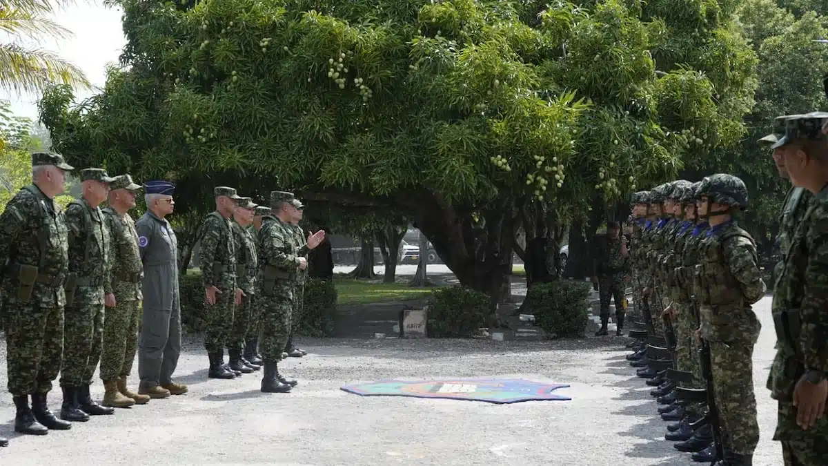 Colombia militariza Cali en medio de saqueos tras terremoto Colombia militariza Cali en medio de saqueos tras terremoto