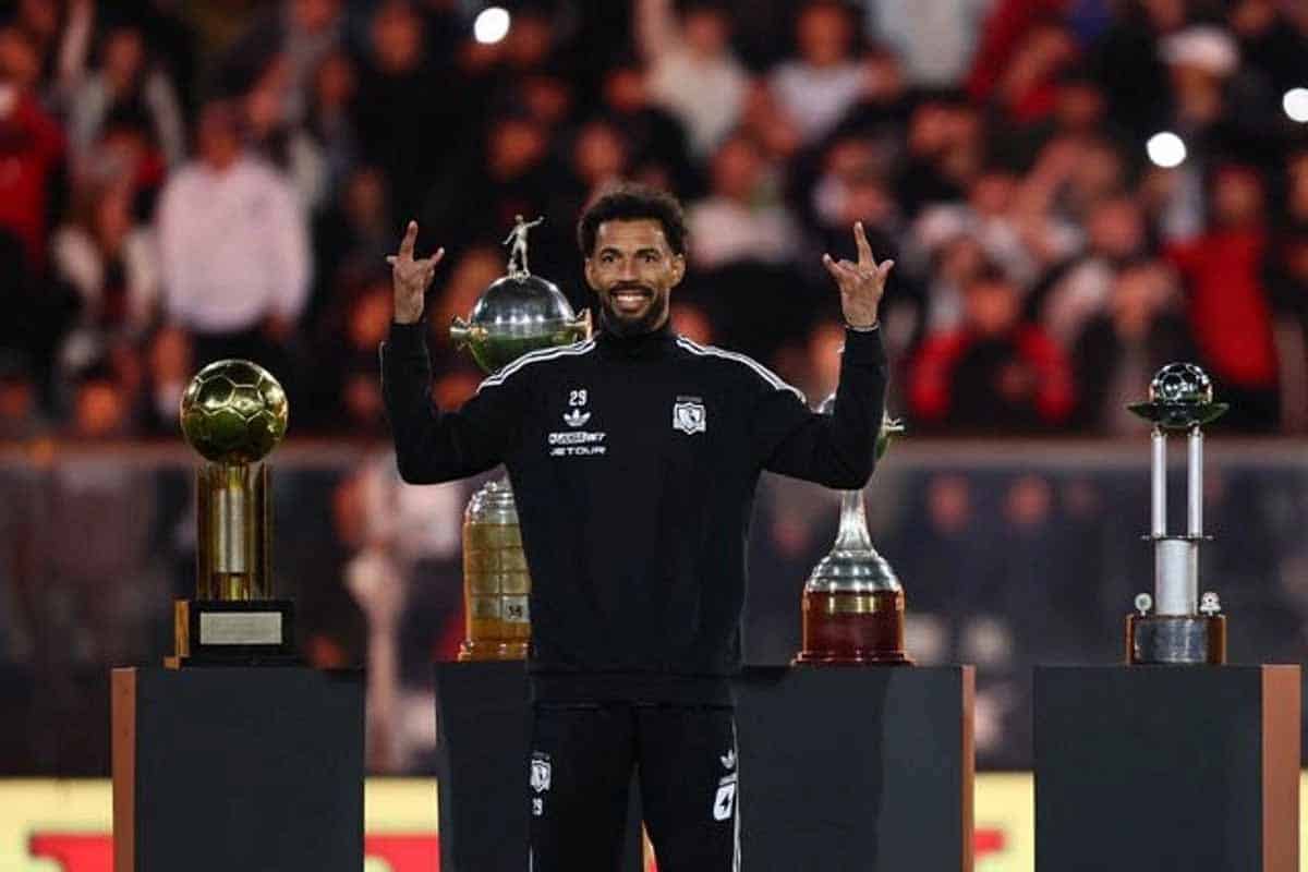 Vozinha conquista a la afición de Colo Colo en su llegada Vozinha conquista a la afición de Colo Colo en su llegada