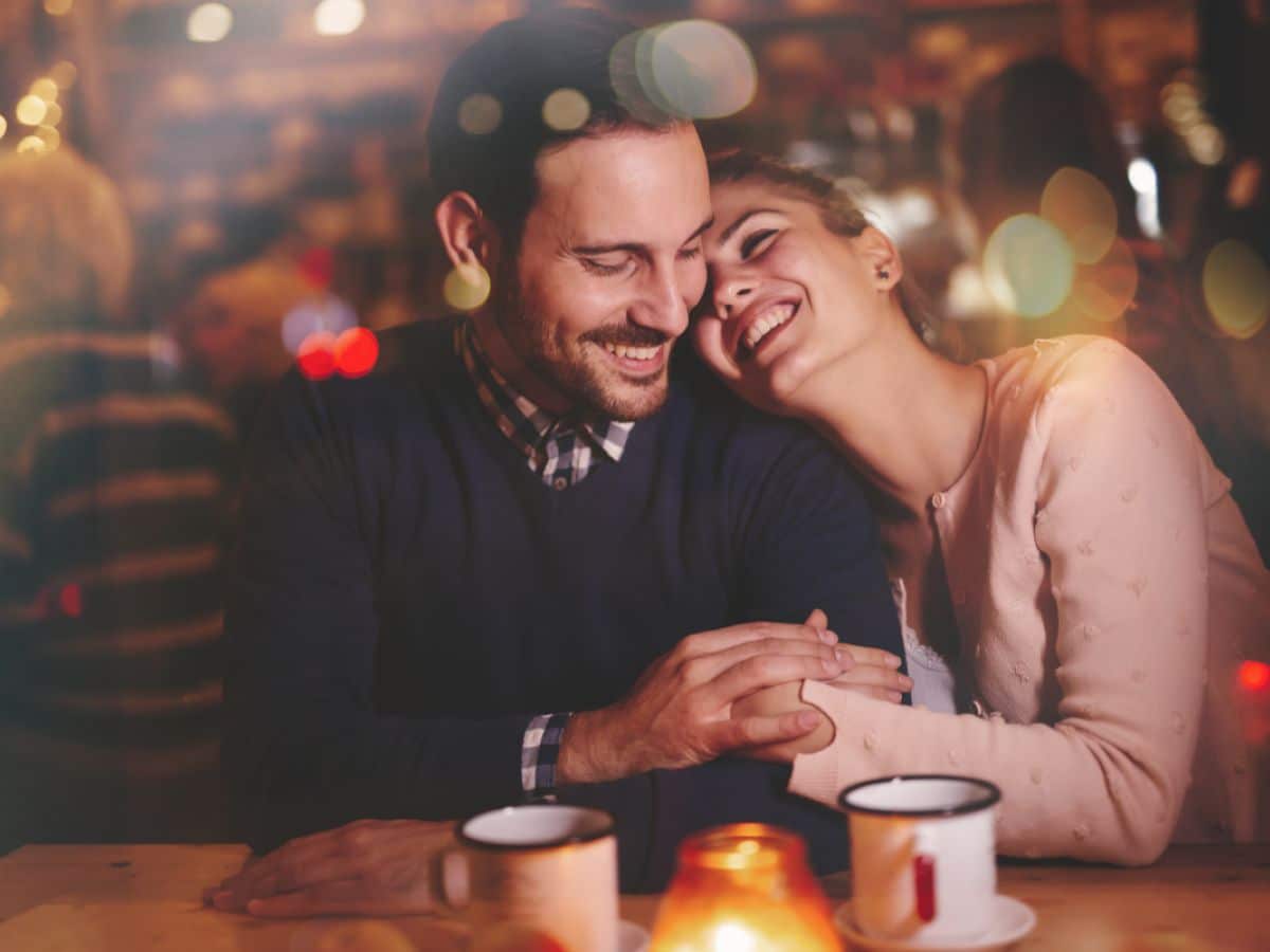 Love bombing: así puedes detectar cuando el exceso de amor es manipulación