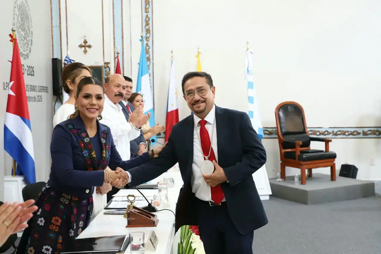 Guerrero reconoce a Bernardo Rosendo por preservar el arte de Olinalá