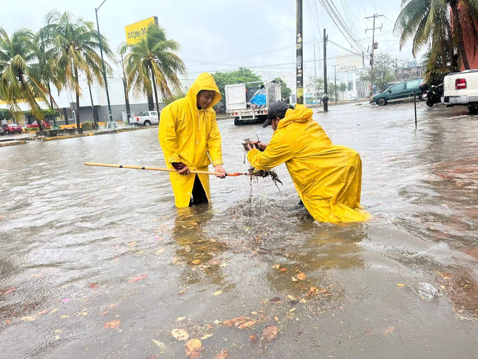 Lluvias en Cancún dejan inundaciones; vaguada mantendrá mal tiempo Lluvias en Cancún dejan inundaciones; vaguada mantendrá mal tiempo