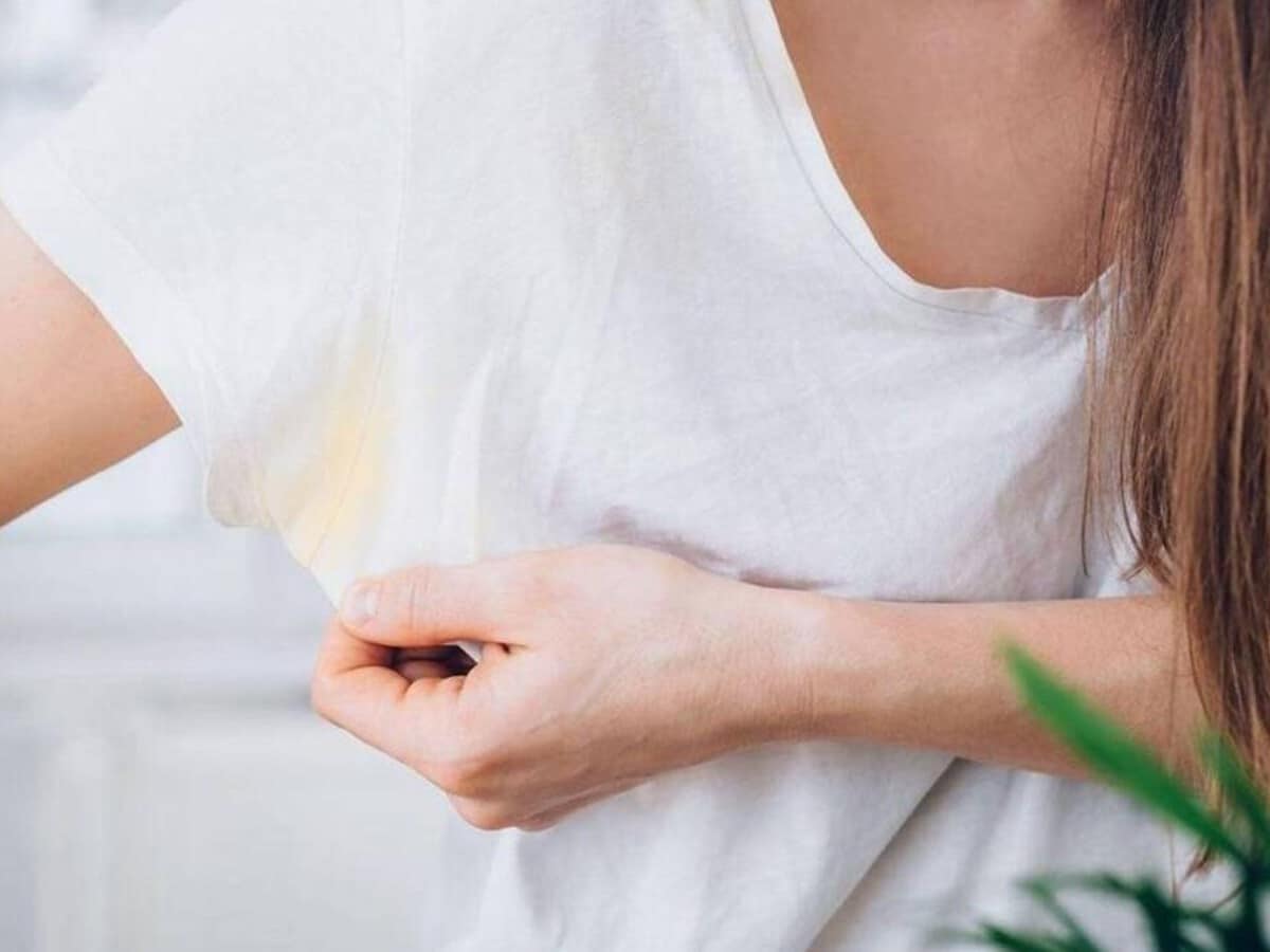 ¿Manchas amarillas en la ropa? Esta mezcla ayuda a quitarlas