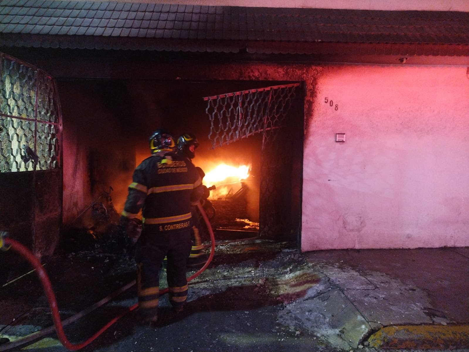 Mueren 14 perros por incendio en CDMX; cohete habría causado el fuego